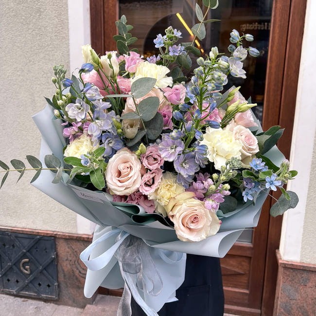 autorski-bukiet-roz-z-lewkonia-i-eustoma.jpg