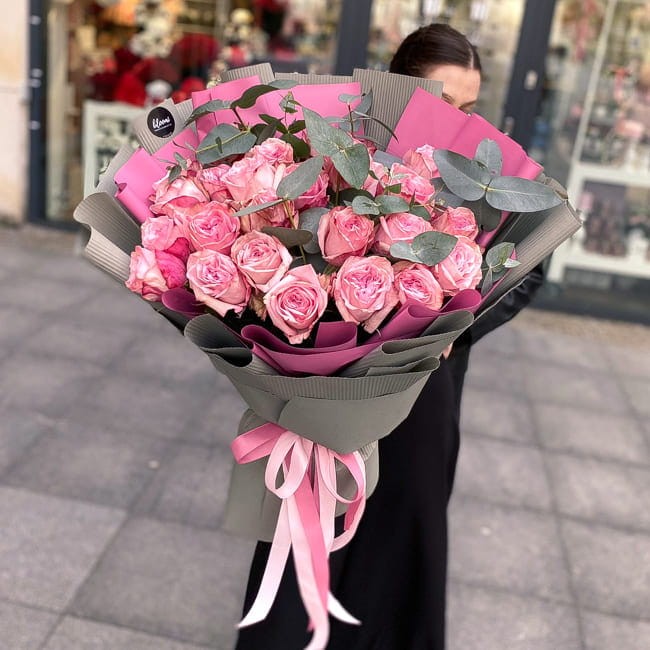 Duzy bukiet róż z eukaliptusem