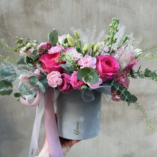 Flower box z różą i goździkami - OD PIERWSZEGO WEJRZENIA