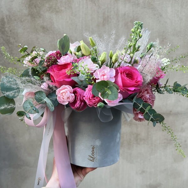 Flower box z różą i goździkami - OD PIERWSZEGO WEJRZENIA