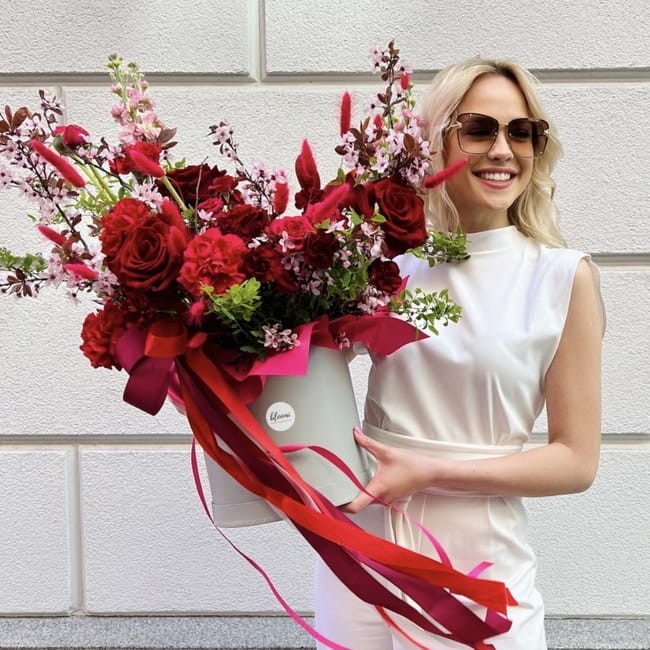 Flower box z różą i goździkami