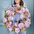 Wianek na drzwi ze sztucznych kwiatów.