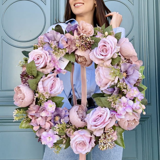 Wianek na drzwi ze sztucznych kwiatów.