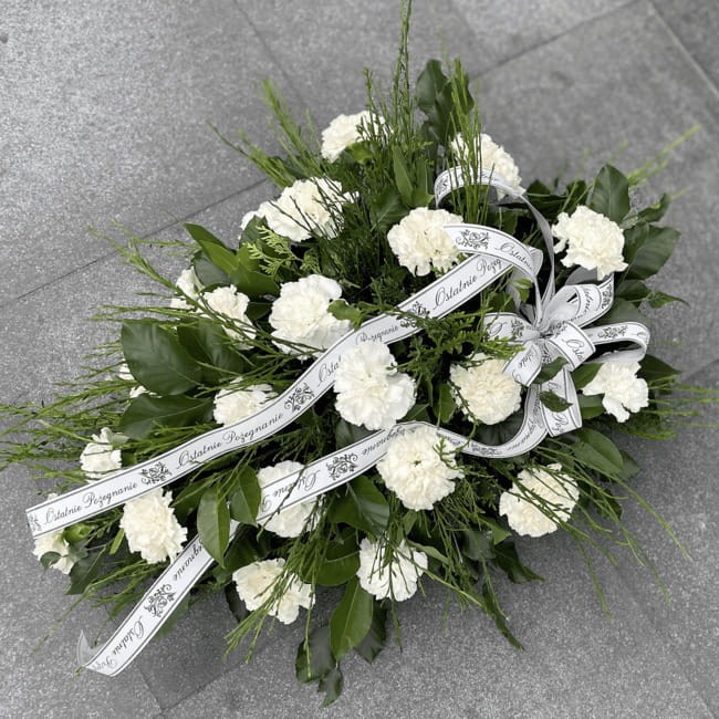 Stroik na grób z białymi goździkami