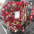Czerwony wieniec pogrzebowy