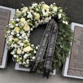 Wieniec pogrzebowy z białymi kwiatami