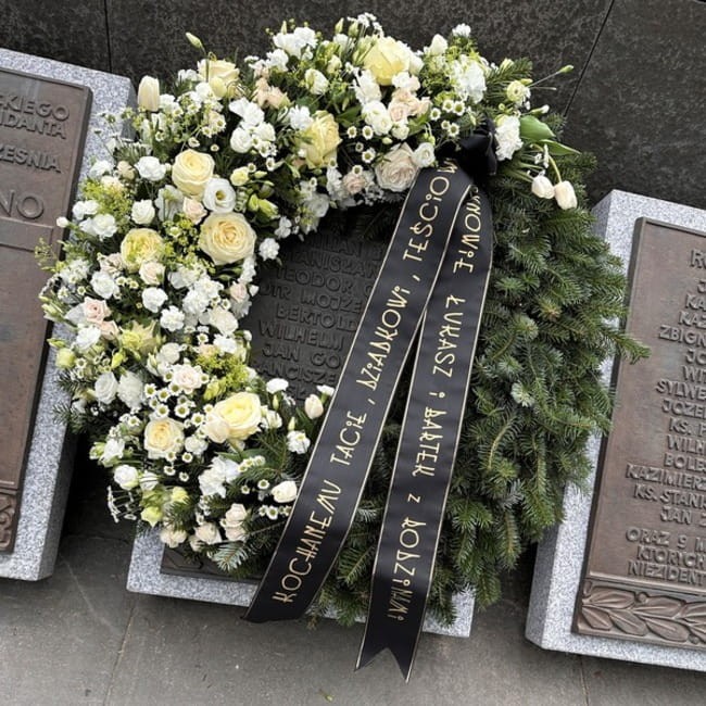 Wieniec pogrzebowy z białymi kwiatami