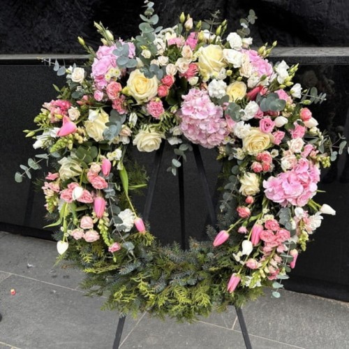 Jasny wieniec pogrzebowy z hortensją - WIECZNE ŻYCIE