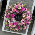 Wieniec pogrzebowy z różowych kwiatów