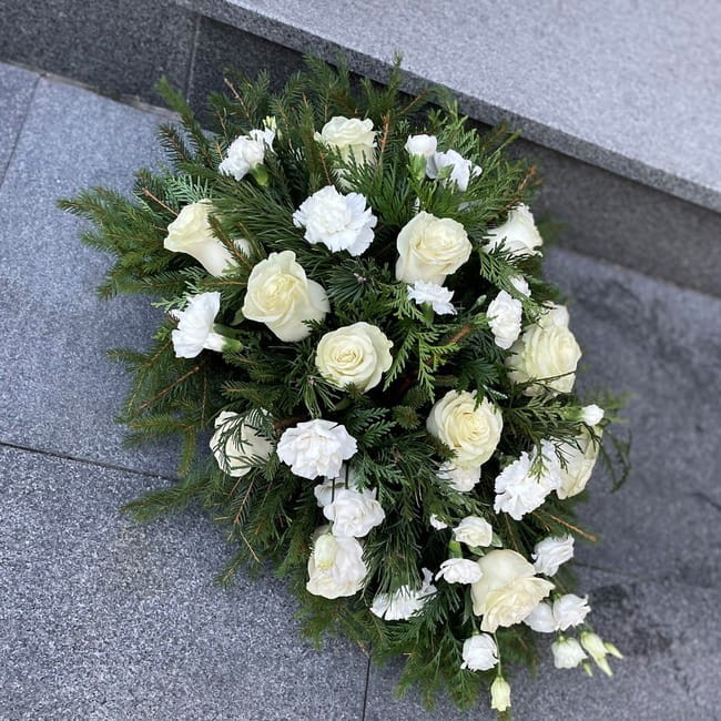 Wiązanka na pogrzeb z białymi kwiatami