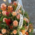 Wiązanka pogrzebowa z kolorowymi liśćmi i różami