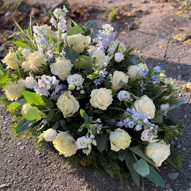 Biała wiązanka pogrzebowa z różami