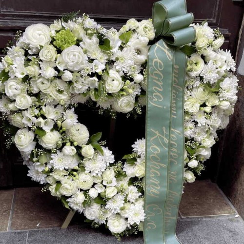 Biały wieniec pogrzebowy w kształcie serca - SILNIEJSZA NIŻ ŚMIERĆ