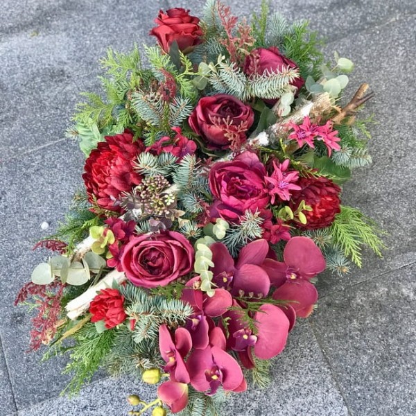 Czerwono-zielona kompozycja na grób ze sztucznych kwiatów - PAMIĘĆ