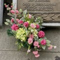 Kompozycja na grób ze sztucznych kwiatów