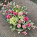 Stroik z goździków i hortensji na grób
