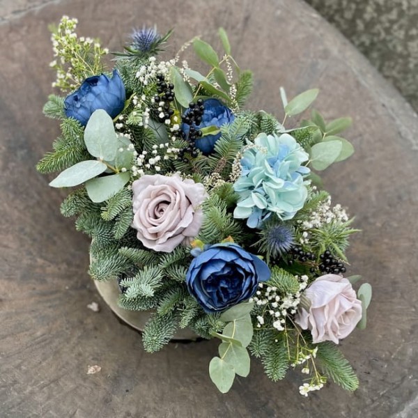 Mieszany stroik na grób z niebieskimi kwiatami - NIEBIESKIE ŁĄKI