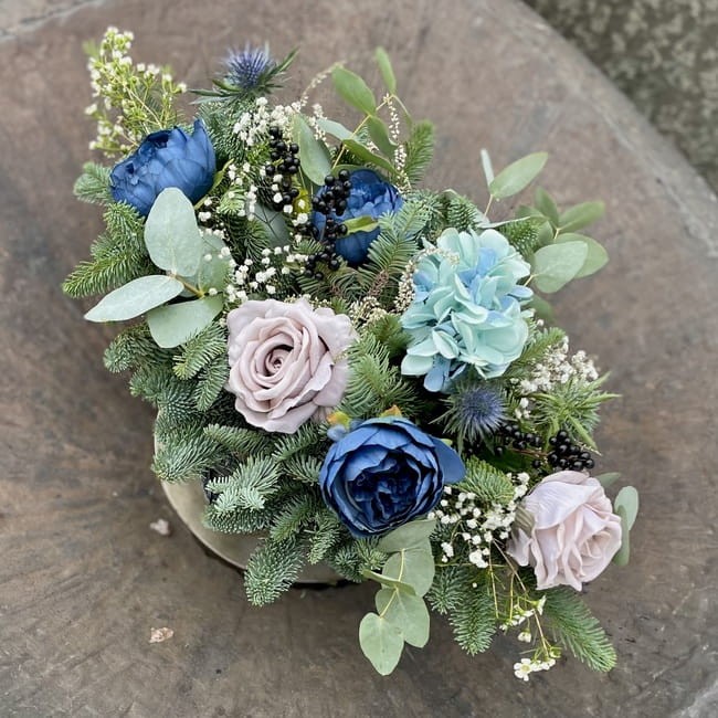 Stroik na grób z niebieskimi kwiatami