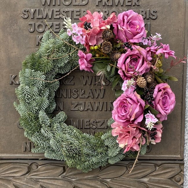 Wianek na cmentarz ze sztucznych kwiatów