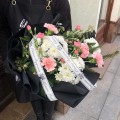 Bukiet kondolencyjny z goździkami