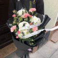 Bukiet pogrzebowy z goździkami
