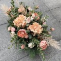 Stroik ze sztucznych kwiatów na naturalnej bazie