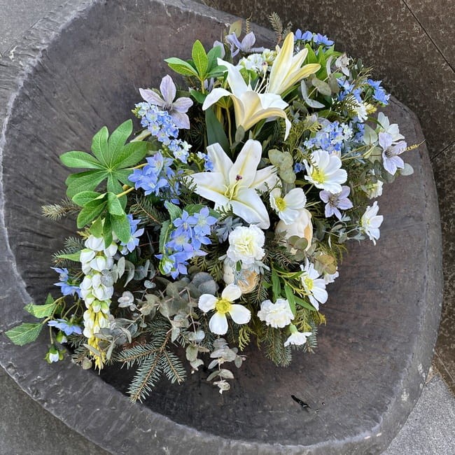 Stroik na grób ze sztucznych kwiatów na naturalnej bazie