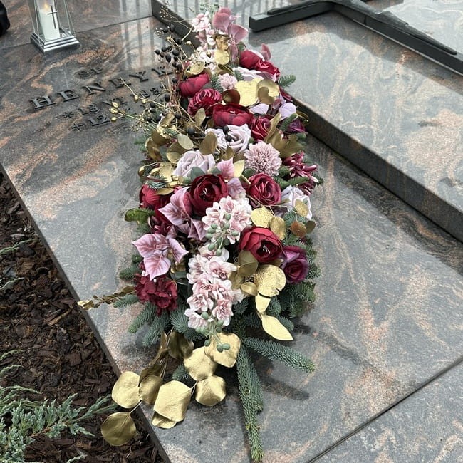 Stroik na grób ze złotym eukaliptusem i piwonią