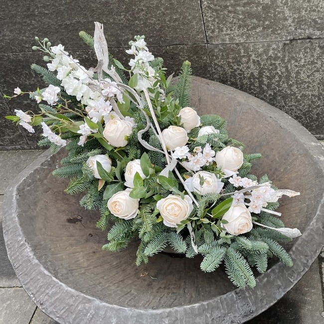 Sztuczne kwiaty na cmentarz na naturalnej bazie