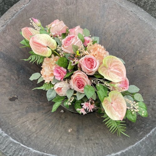 Sztuczny stroik na grób z anturium i różą - NIEŚMIERTELNE WSPOMNIENIA