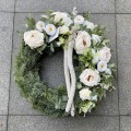 Wianek ze sztucznych kwiatów na grób