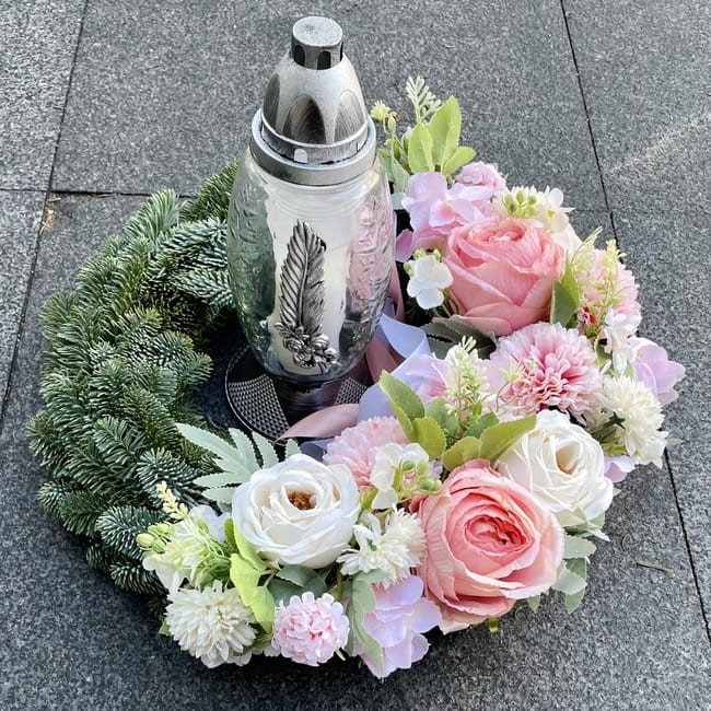 Jasny wianek na grób