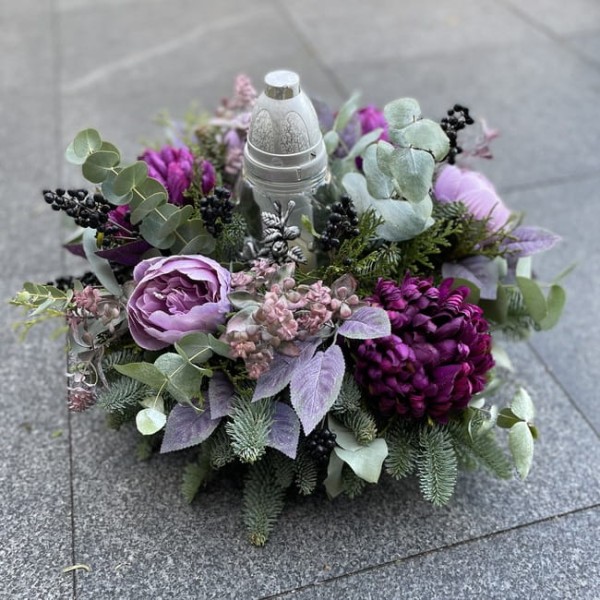Fioletowy stroik na grób ze sztucznych kwiatów - U BRAM WIECZNOŚCI