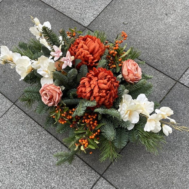 Jesienny stroik na cmentarz ze sztucznych kwiatów