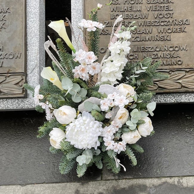 Biały bukiet na cmentarz