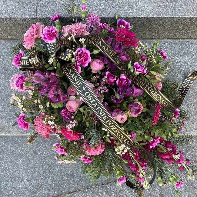 Fioletowa wiązanka na pogrzeb z naturalnych kwiatów