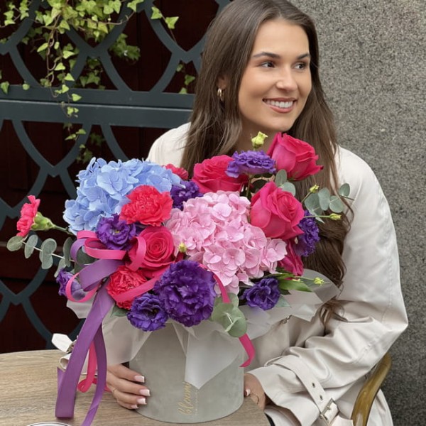 Kolorowy flower box z hortensją i różą - BARWY SZCZĘŚCIA