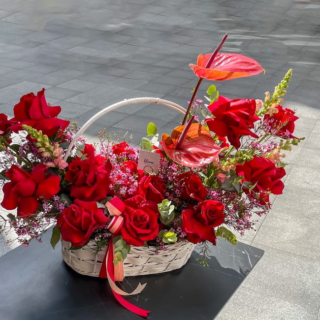 kompozycja kwiatów w koszu