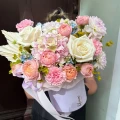 Pastelowy flower box z różowymi i białymi kwiatami – Bloomi Bydgoszcz
