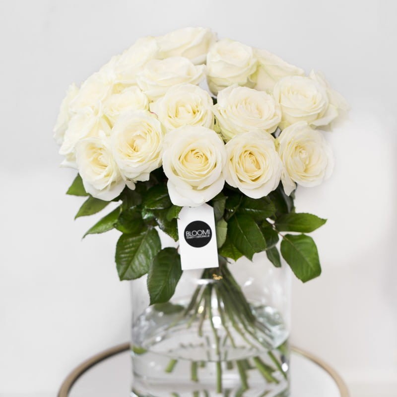 18 białych róż o dużym pąku