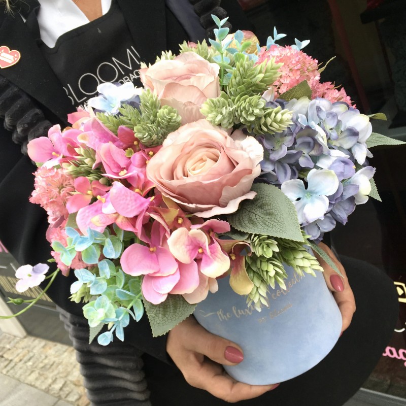 welurowy flower box ze sztucznych kwiatów