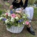 kosz z kwiatami