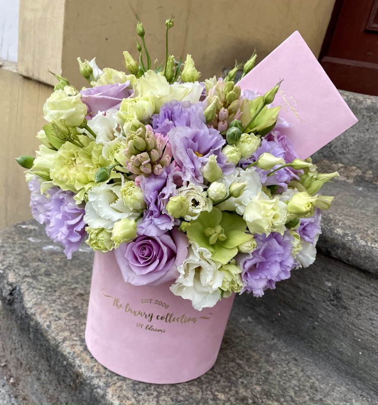 LILARÓŻ Welurowy flower box z żywych kwiatów