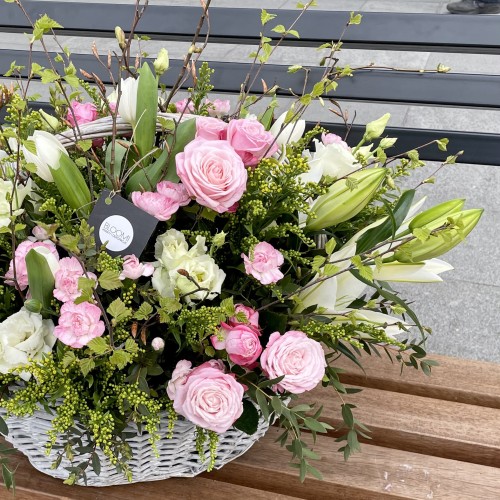 KOSZ OBFITOŚCI Wielokwiatowy kosz z jasnej wikliny