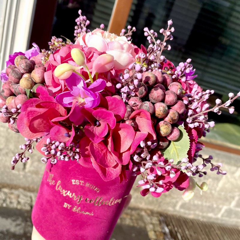 flower box ze sztucznych kwiatów w kolorze fuksji