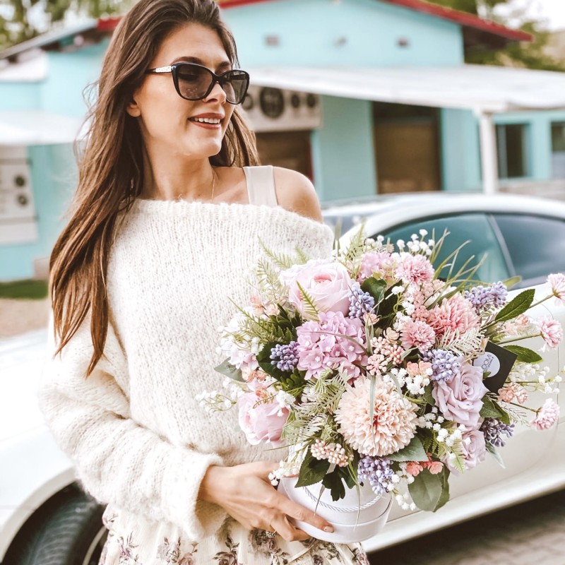 pudełko kwiatowe ze sztucznych kwiatów