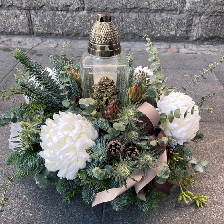 Sztuczne kwiaty ze zniczem na naturalnym podkładzie - PROMIEŃ NADZIEI