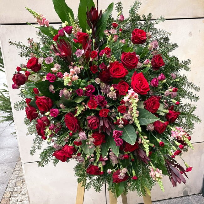 Wieniec pogrzebowy z naturalnych kwiatów - REST IN PEACE