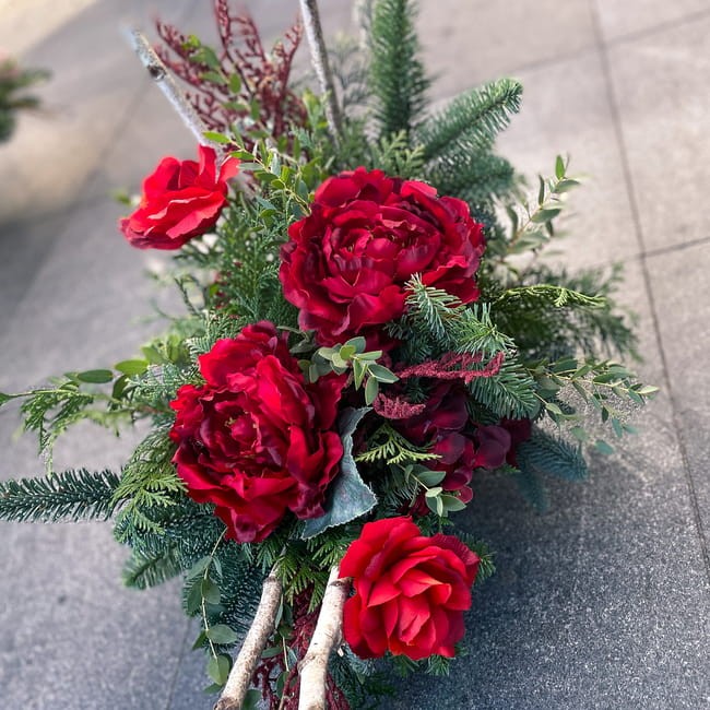 Czerwona kompozycja na grób ze sztucznych kwiatów - BLASK WSPOMNIEŃ
