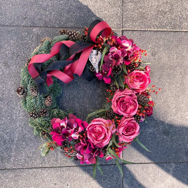 Wianek ze sztucznych kwiatów na naturalnej bazie na cmentarz - SZEPT KWIATÓW